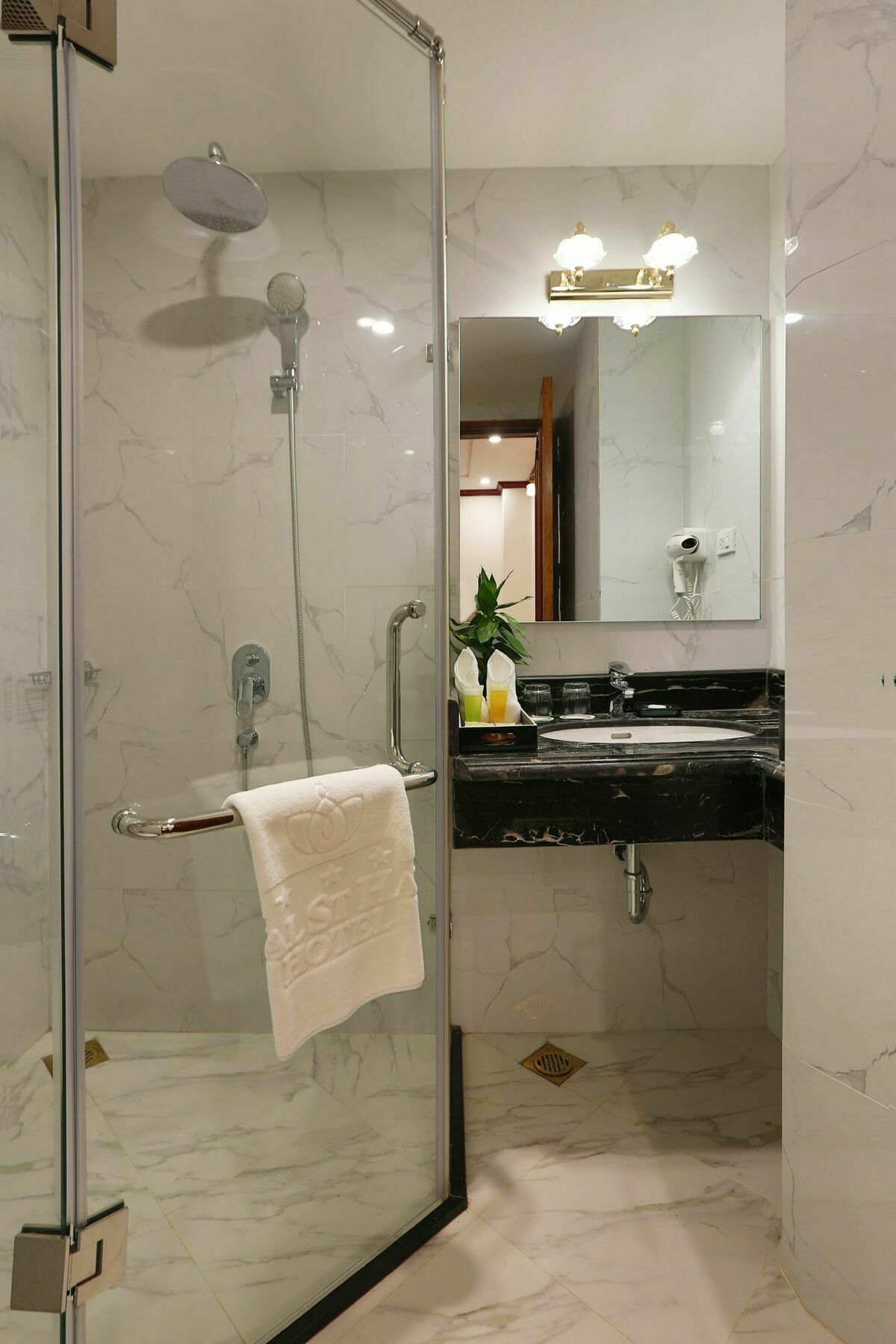 Hotel Royal St 3*