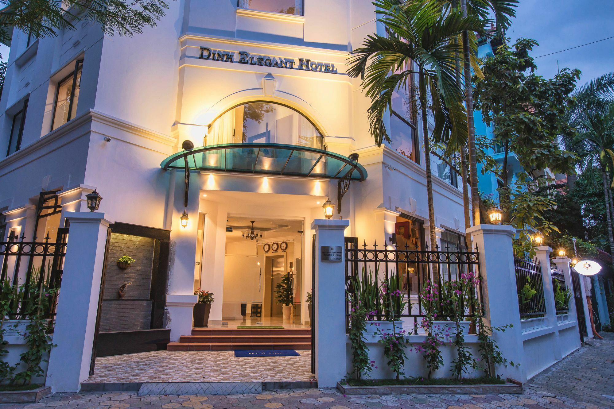 Dinh Elegant Hotel 3*