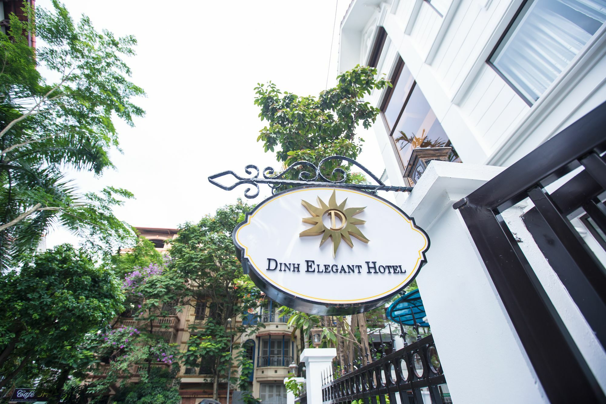 Dinh Elegant Hotel 3*