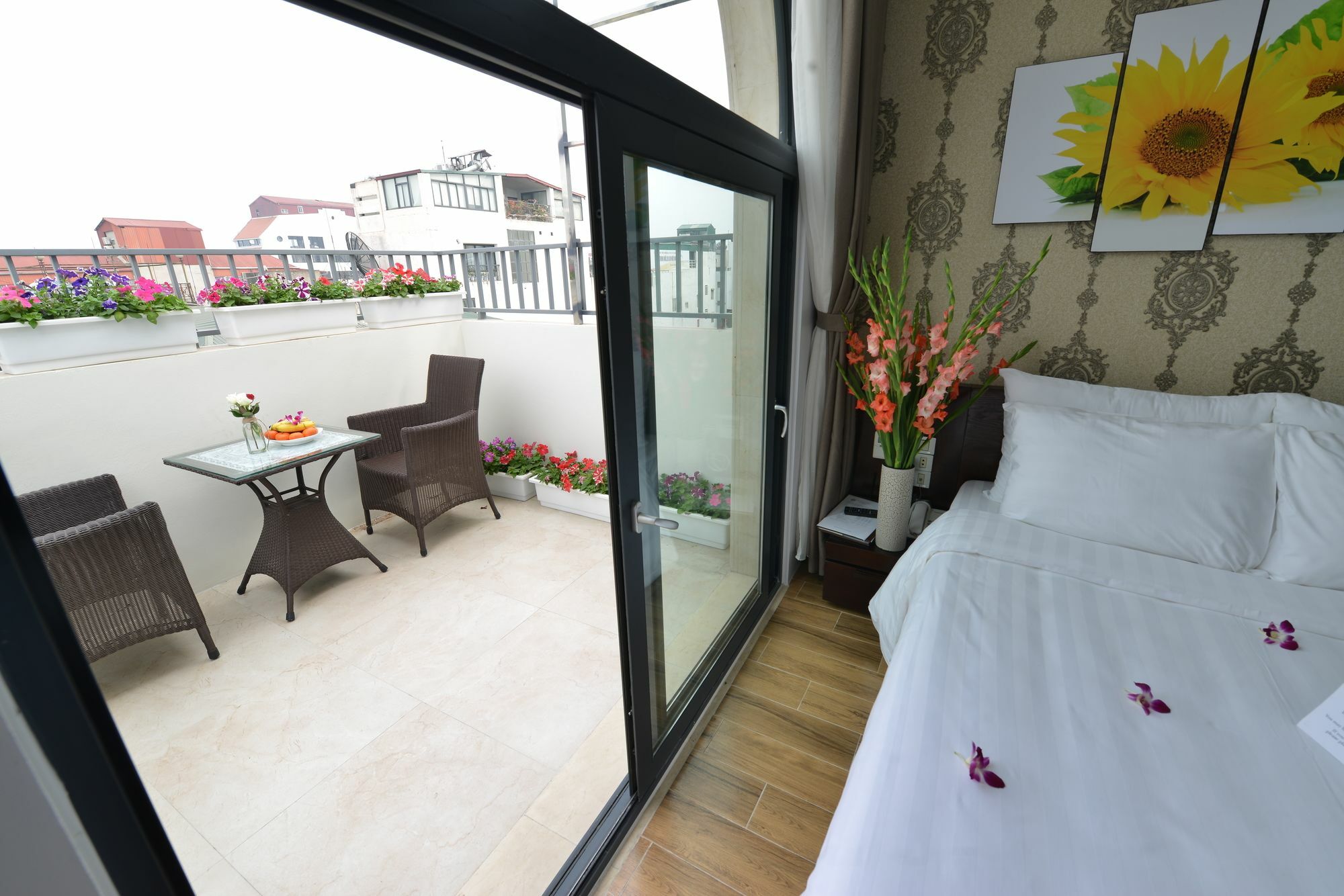 Bella Premier & Rooftop Skybar Hanoi