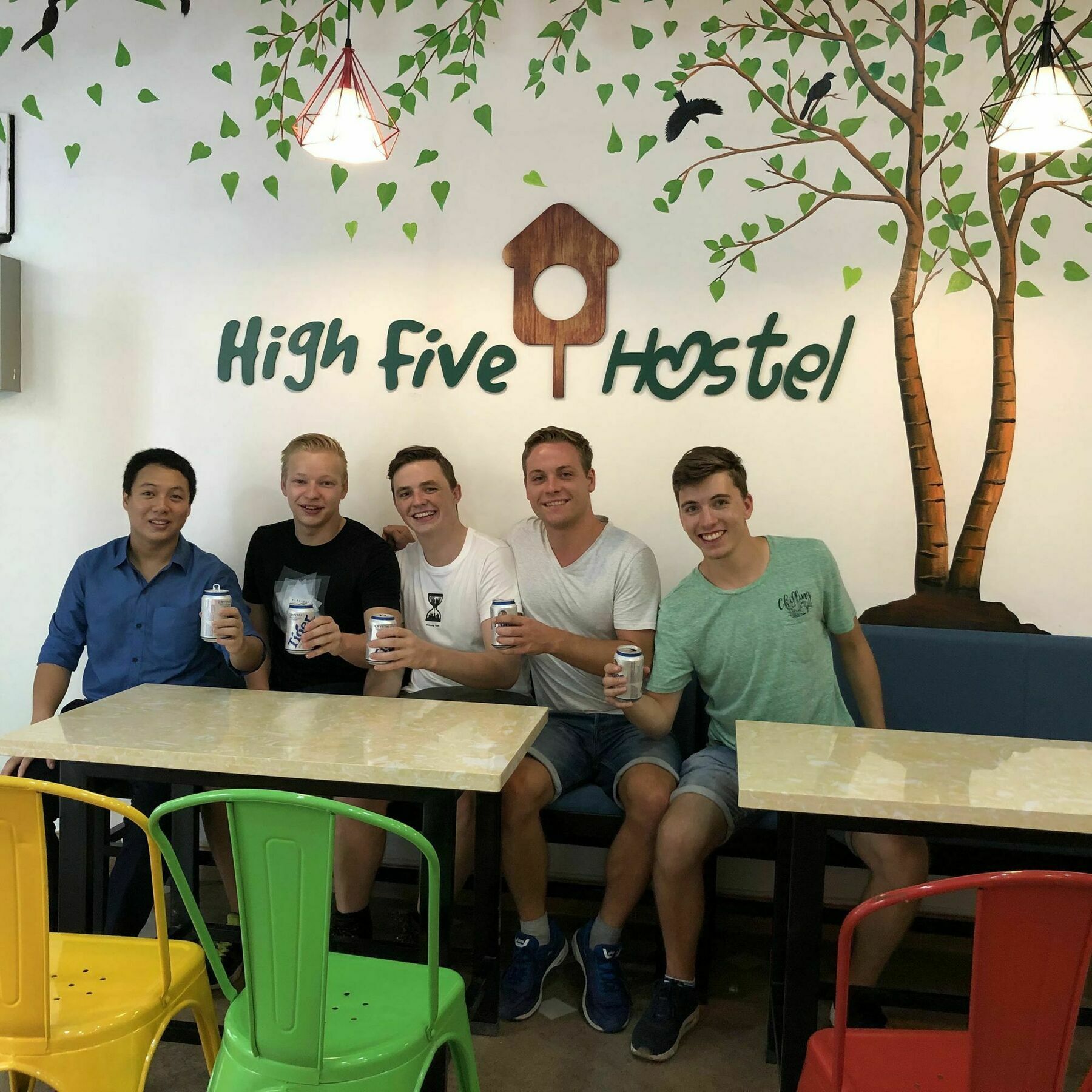 Hostel High Five *