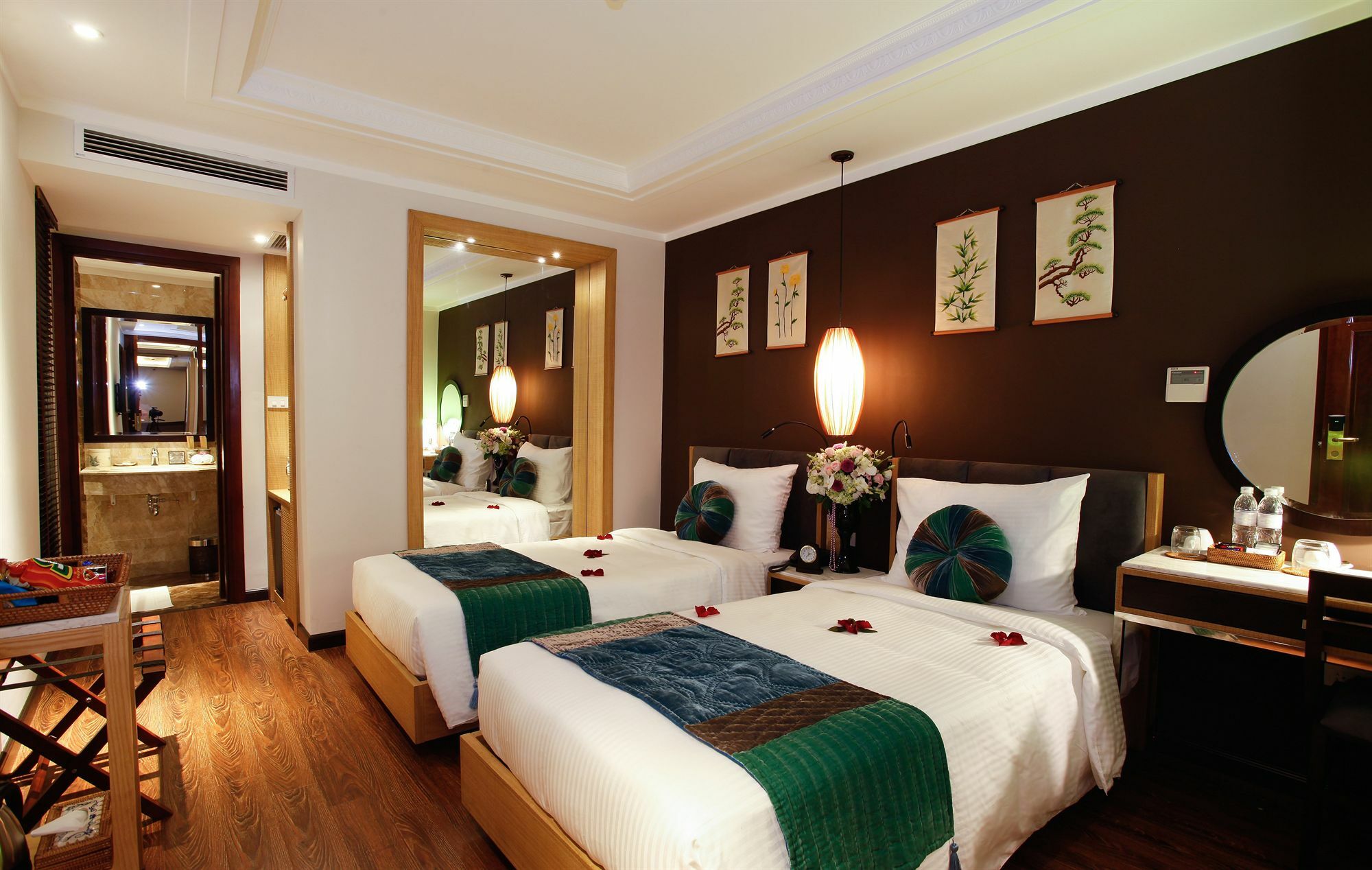 Essence Palace Hotel 3*