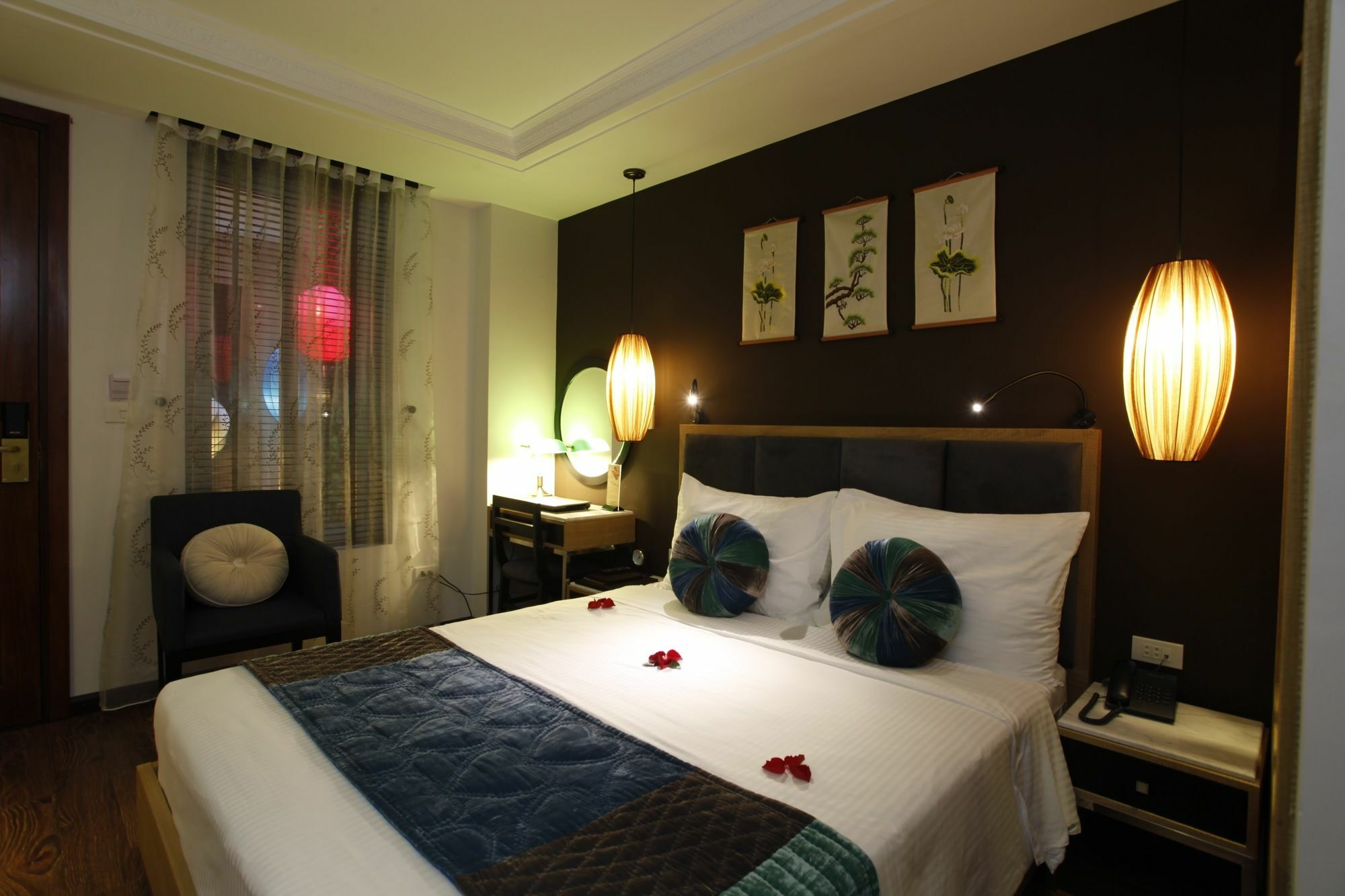Essence Palace 3*