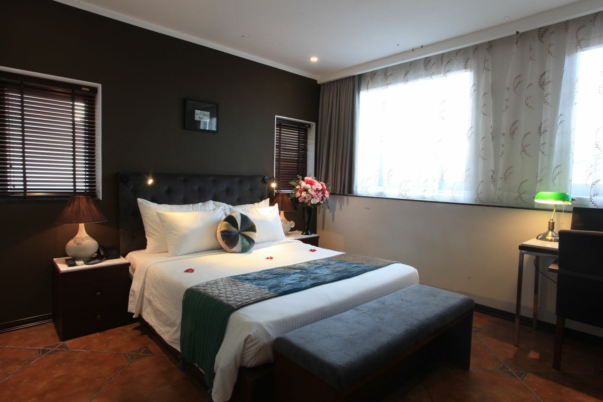 Essence Palace 3*