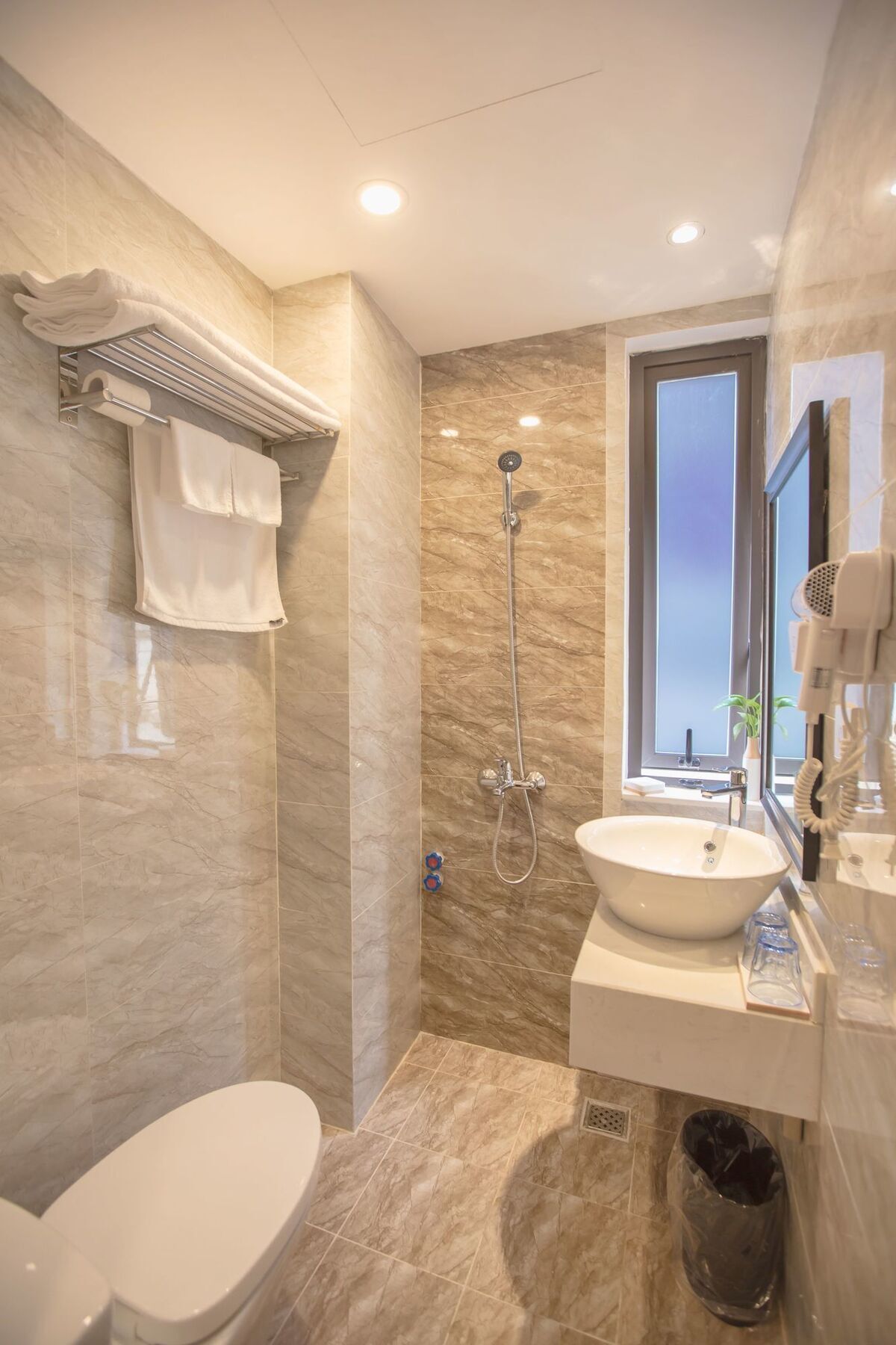 Dinh Ami Hotel 3*