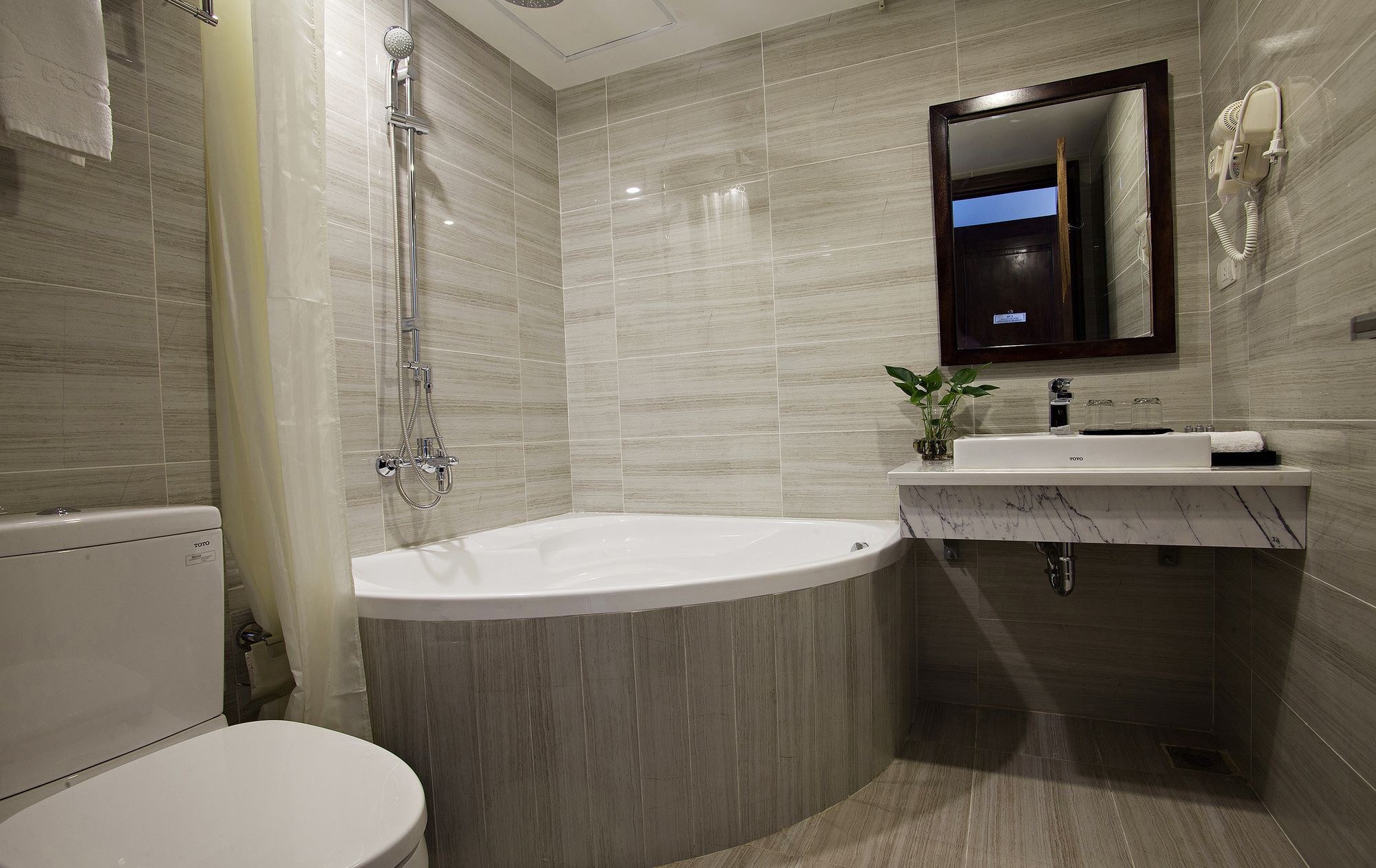 Hotel Inearth 3*