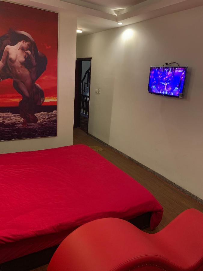 Happy Hotel