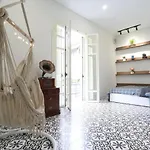 Centrally Located - Balcony Homestay
