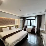 L-Amant Hotel Alley
