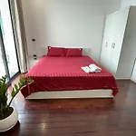 67132 Cozy Studio Close Ho Tay Balcony Full Sunlight