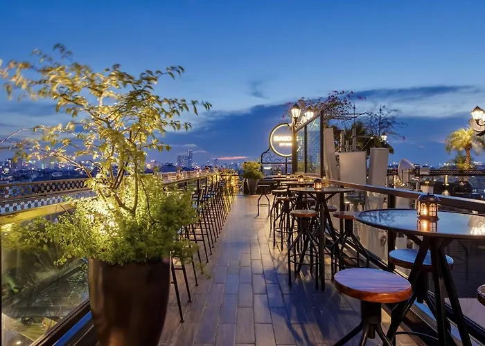 La Mejor Hotel & Sky Bar