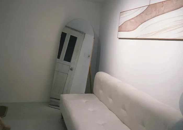 Old Quarter Homestay 302-Private Bathroom-Railway