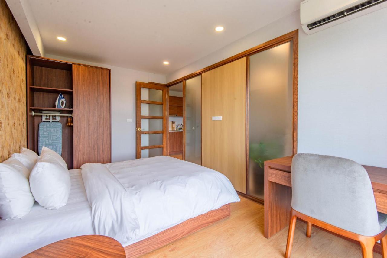 Apartment 22land Moon West *