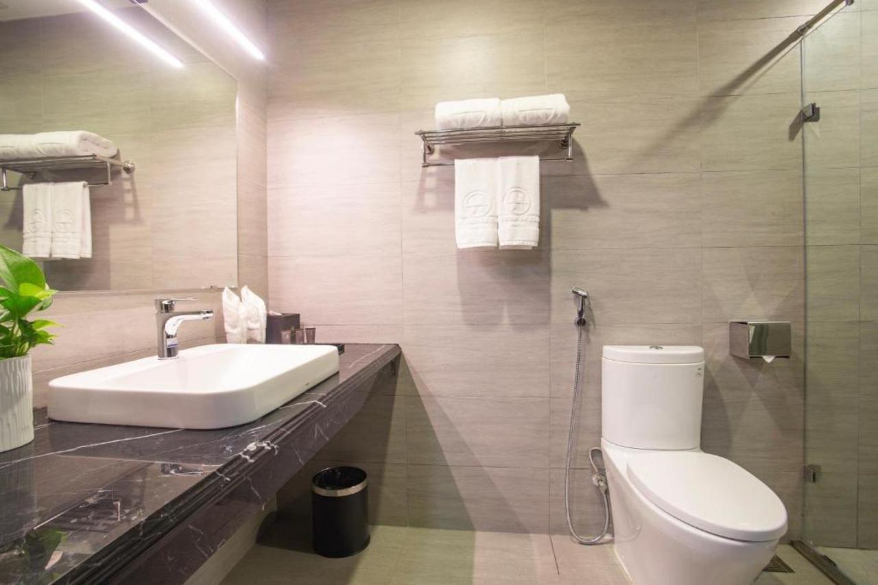 Western Skyline Hotel 4*