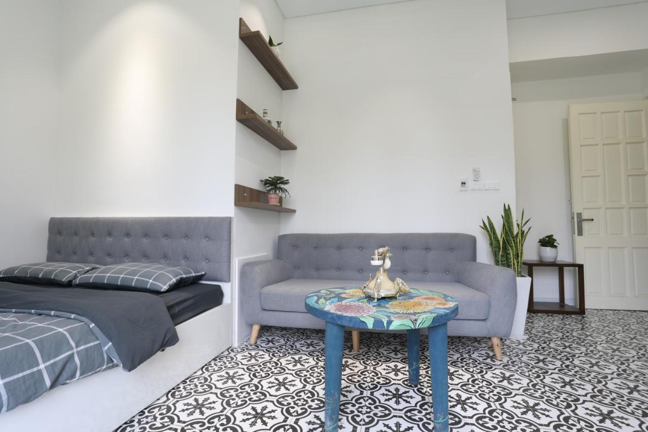 Centrally Located - Balcony Homestay