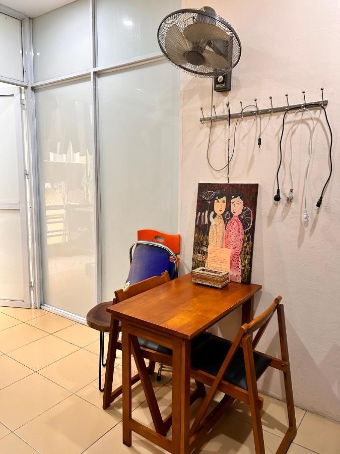 Anchie Ly Nam De- Ha Noi Train Street- Ha Noi Old Quarter Homestay