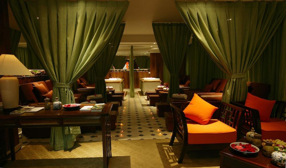 Hotel The Palmy &