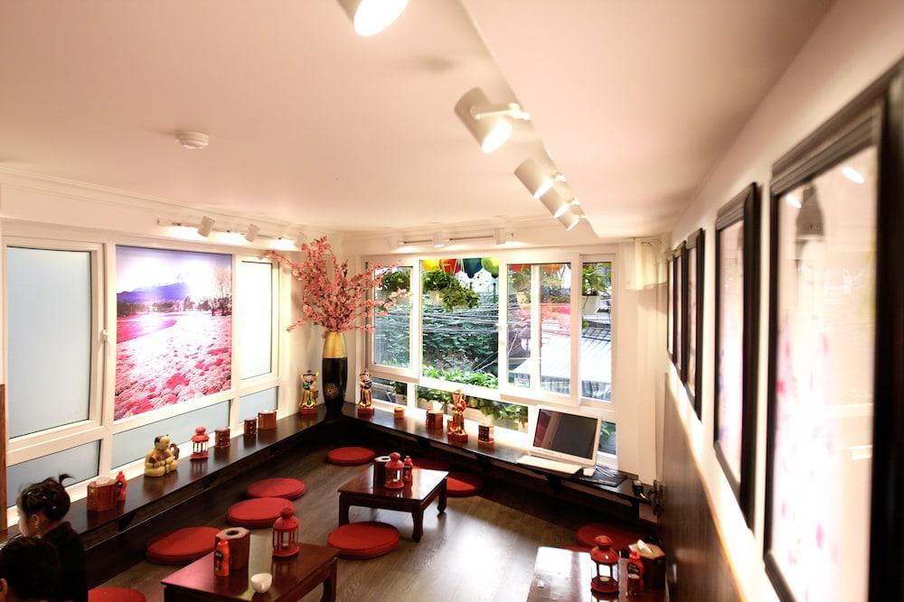 Tomodachi House