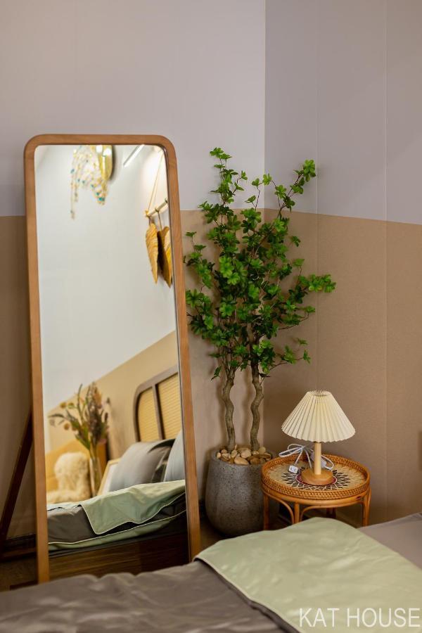 3 Bedrooms With Lots Of Natural Light, Old Quarter Căn hộ *