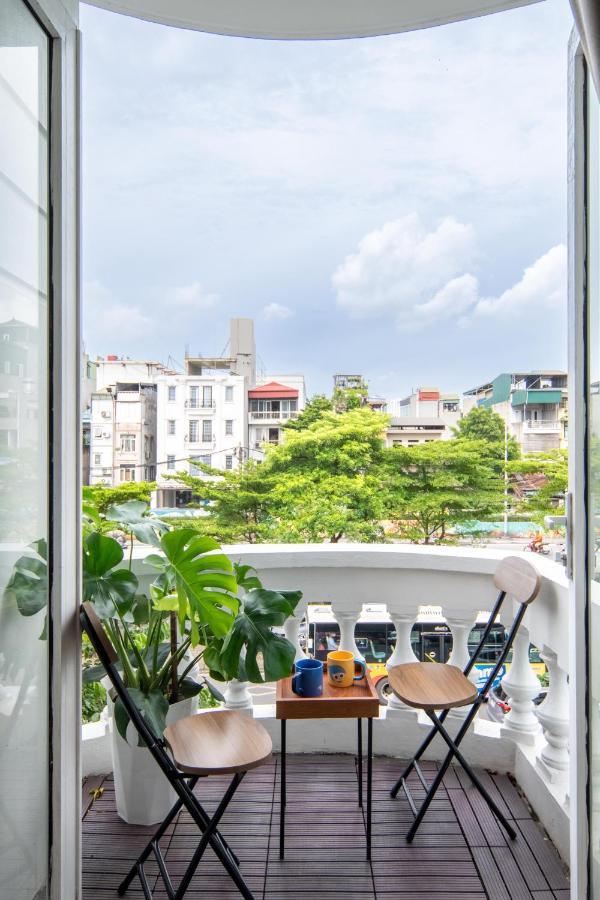 Holly's * Hanoi