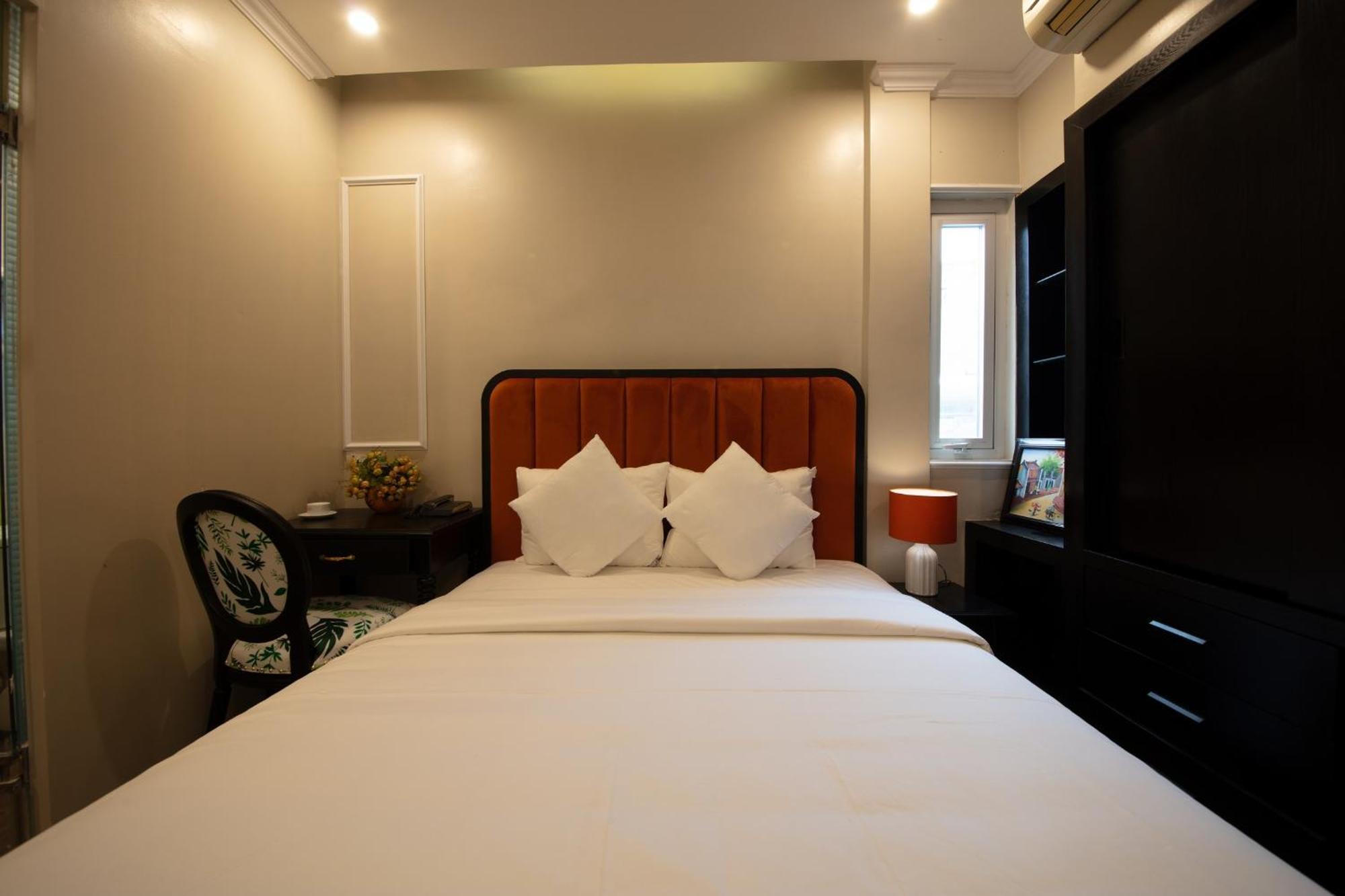 Hotel Omina And Travel
