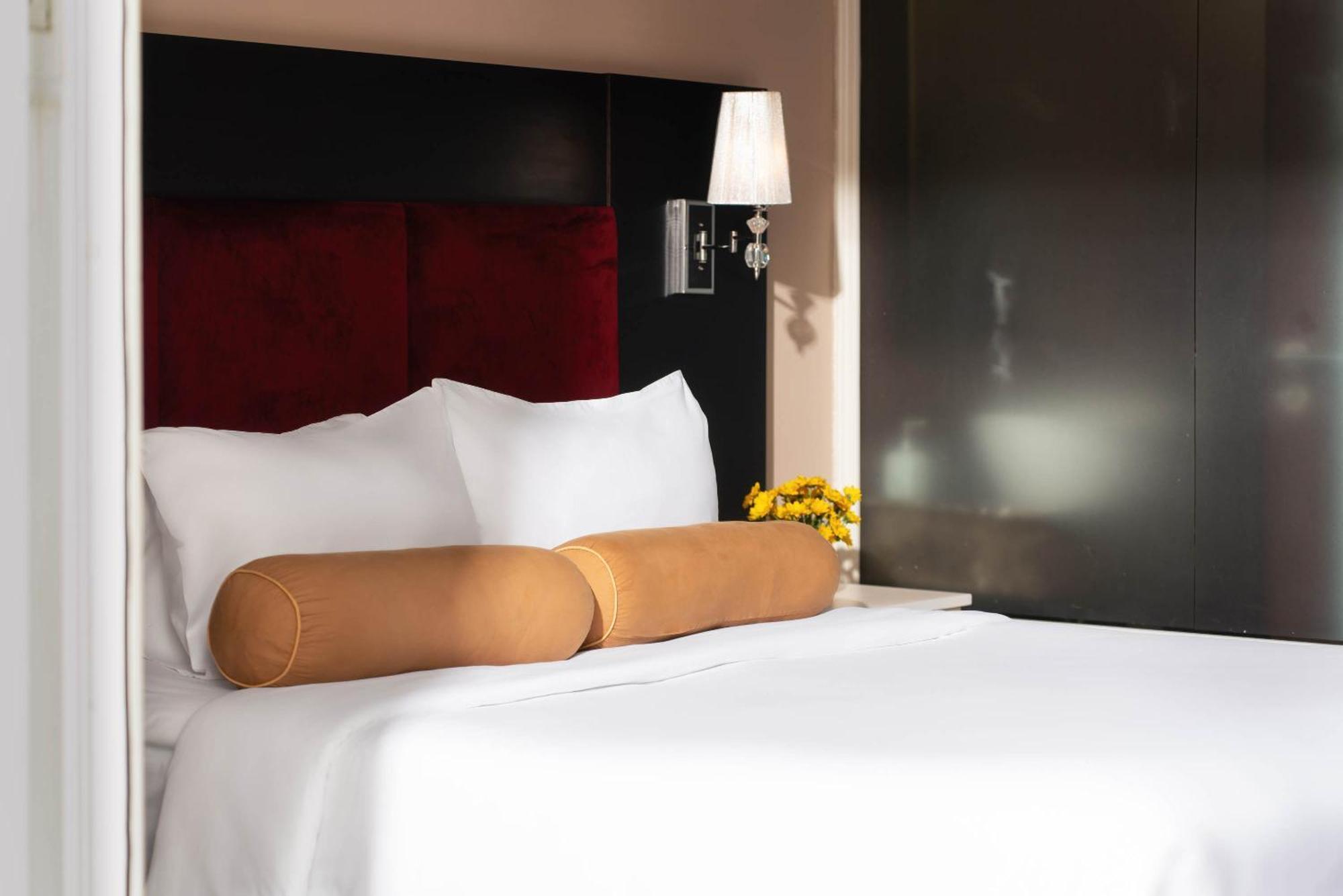 Beryl Charm And Hotel