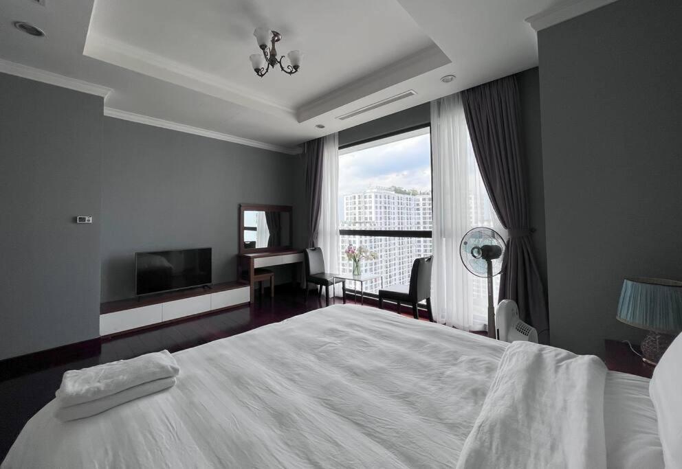 Vinhomes Royal 3 Bedrooms Apartment *