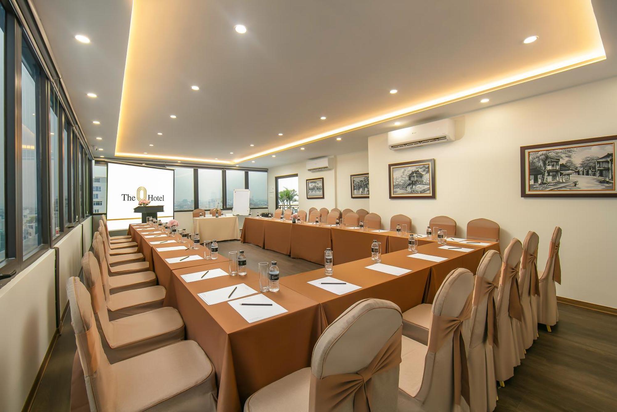 The Q Khách sạn 4*