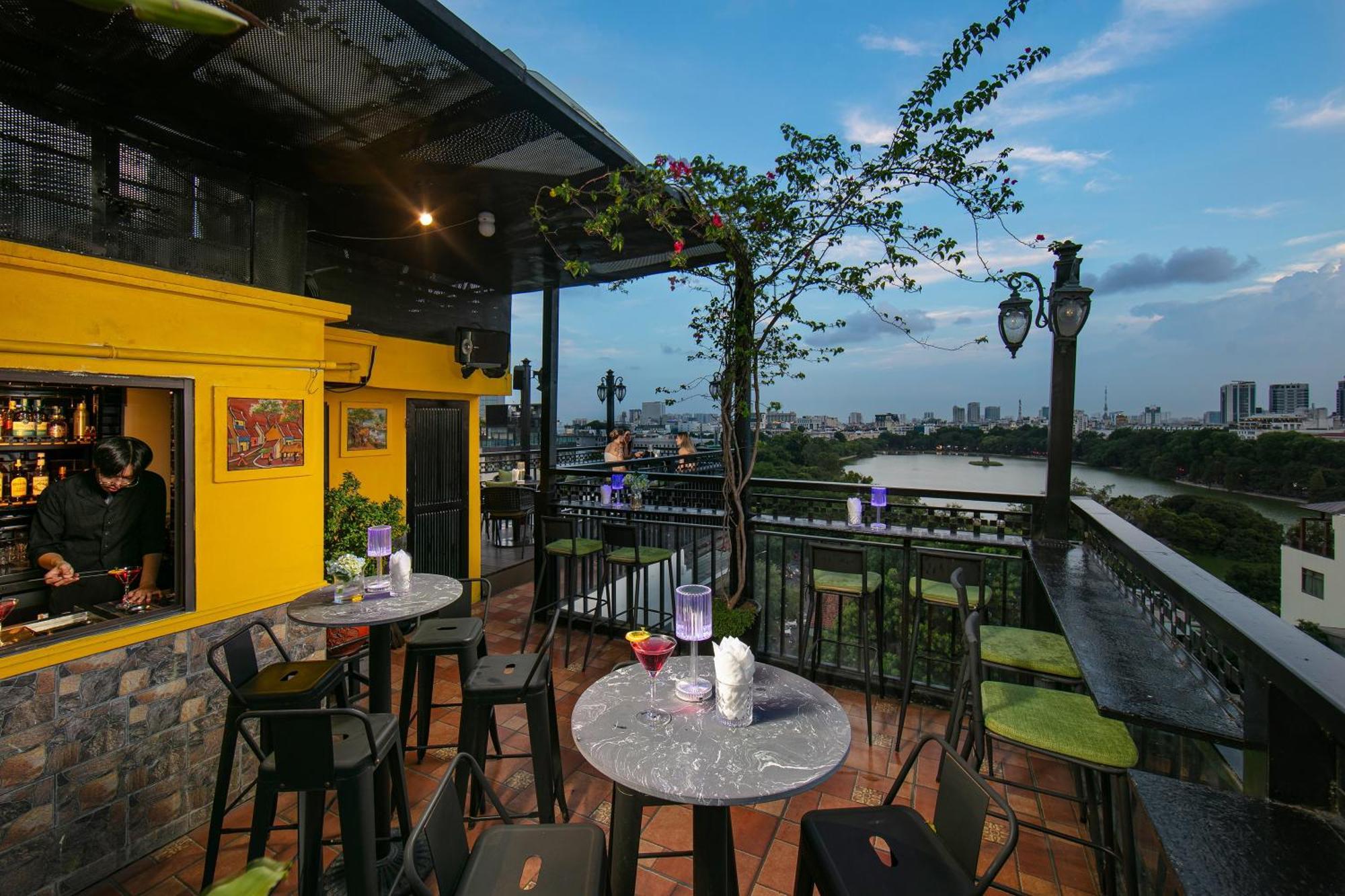 Trangtrang Premium & Sky Bar Hotel 4*
