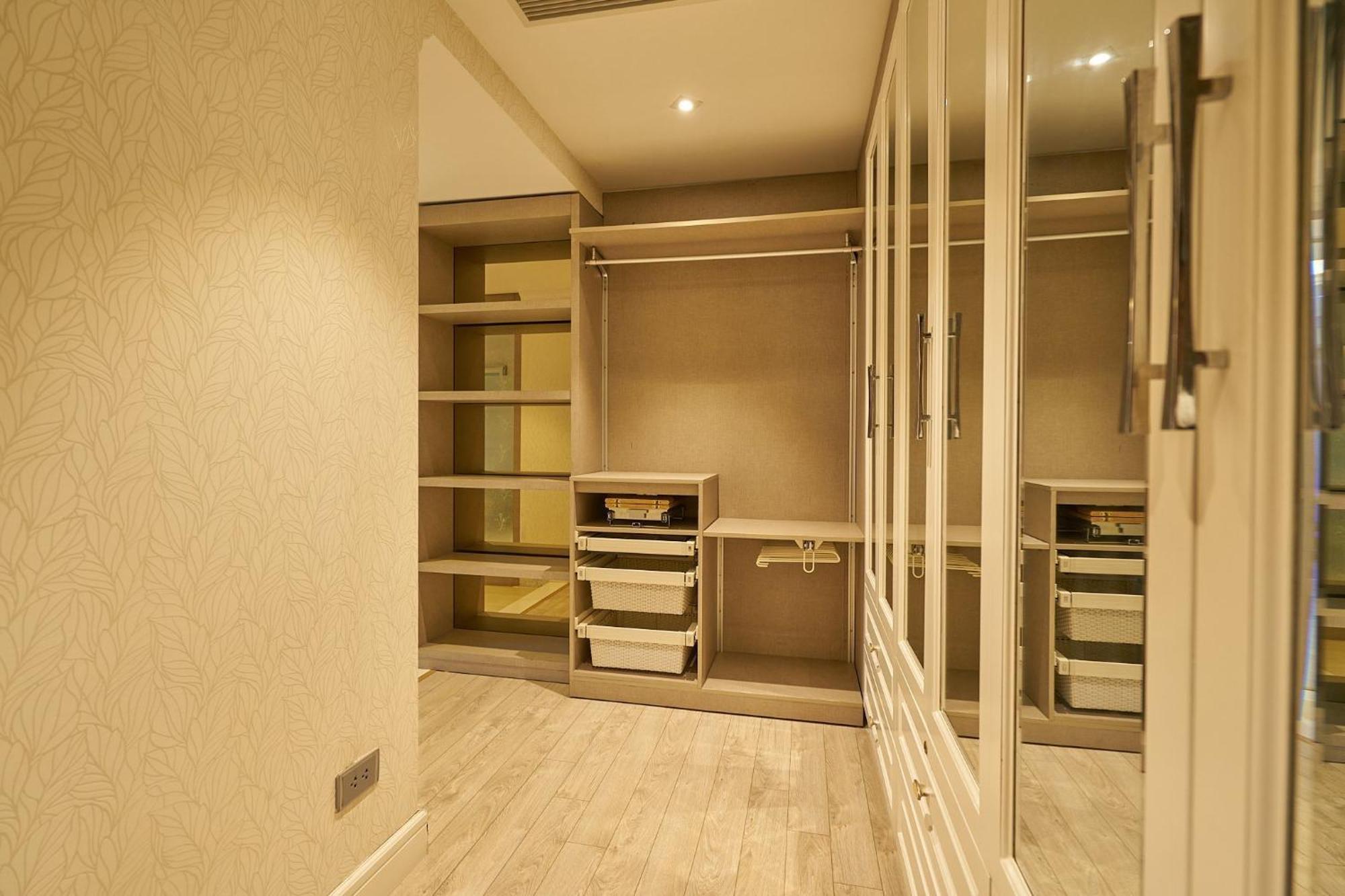 Apartment Elegance, Luxury 4 Bedrooms Golf Course View Ciputra