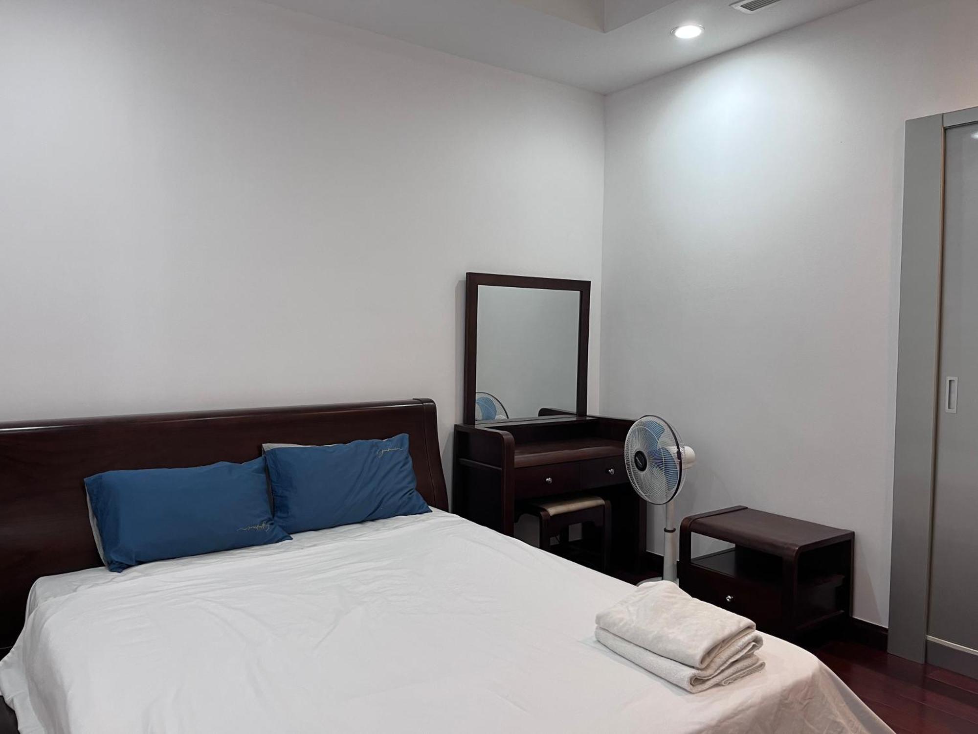 Vinhomes Royal Luxury 2 Br Apartment *