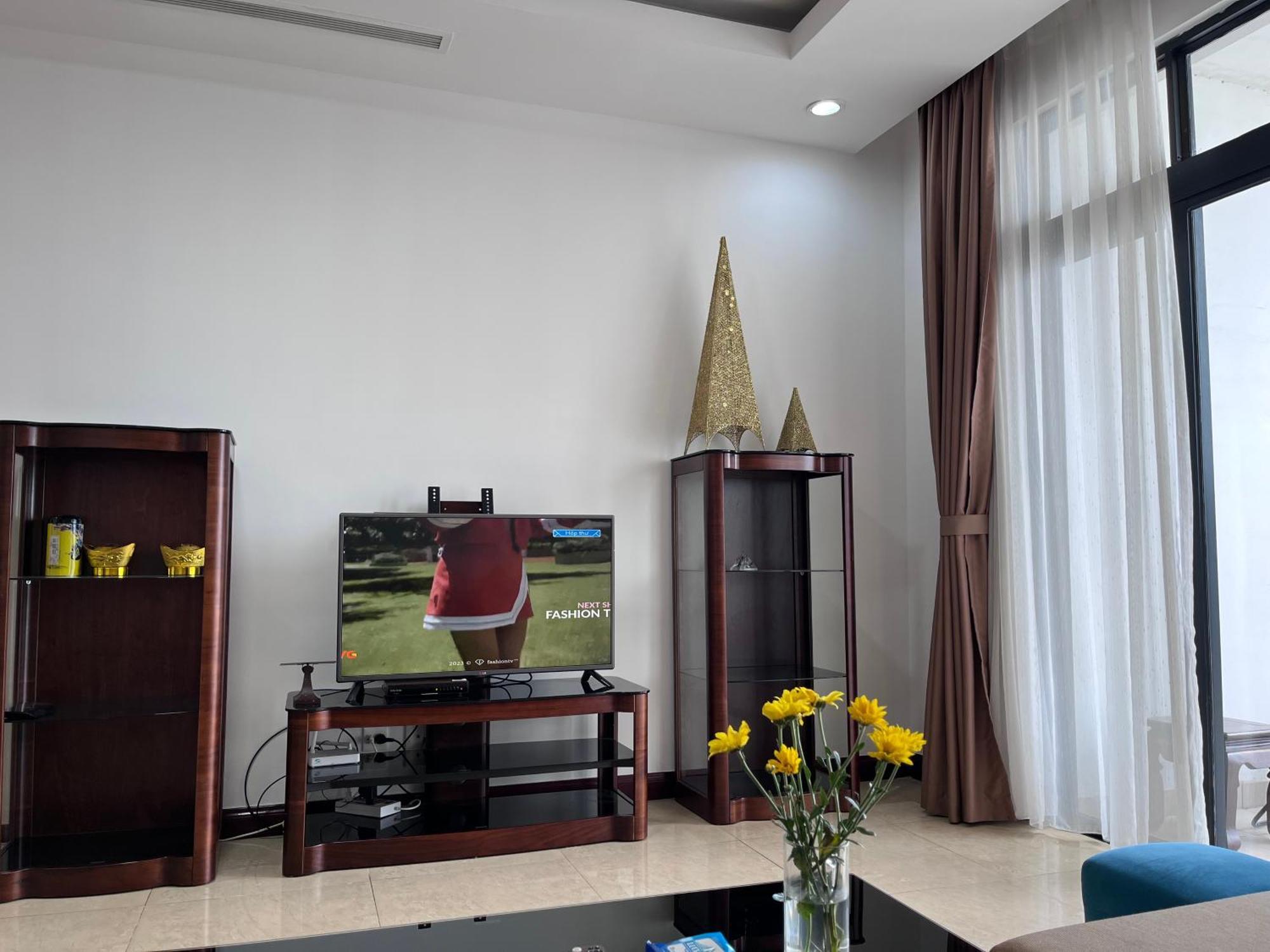 Apartment Vinhomes Royal Luxury 2 Br *