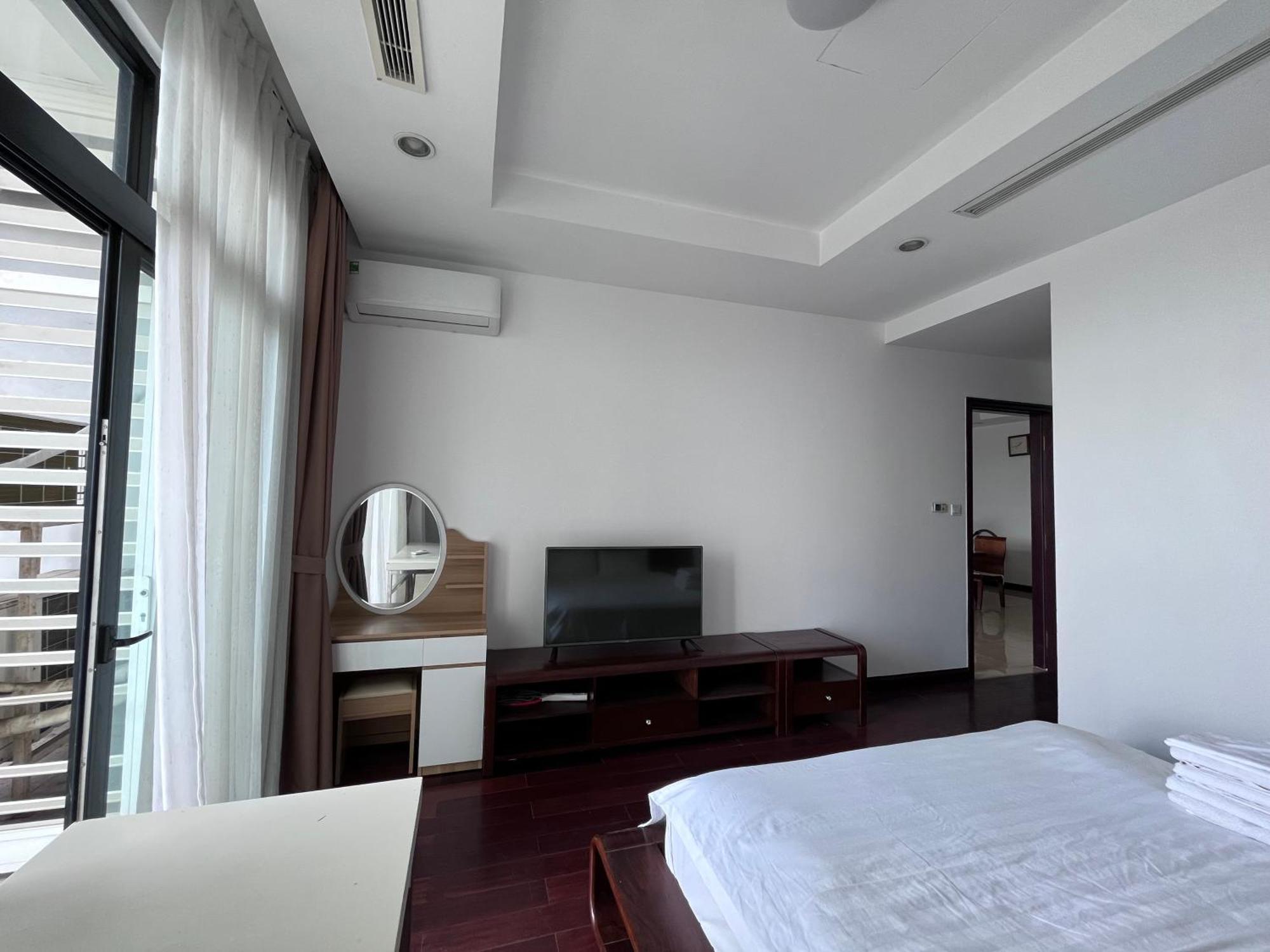 Apartment Vinhomes Royal Luxury 2 Br *
