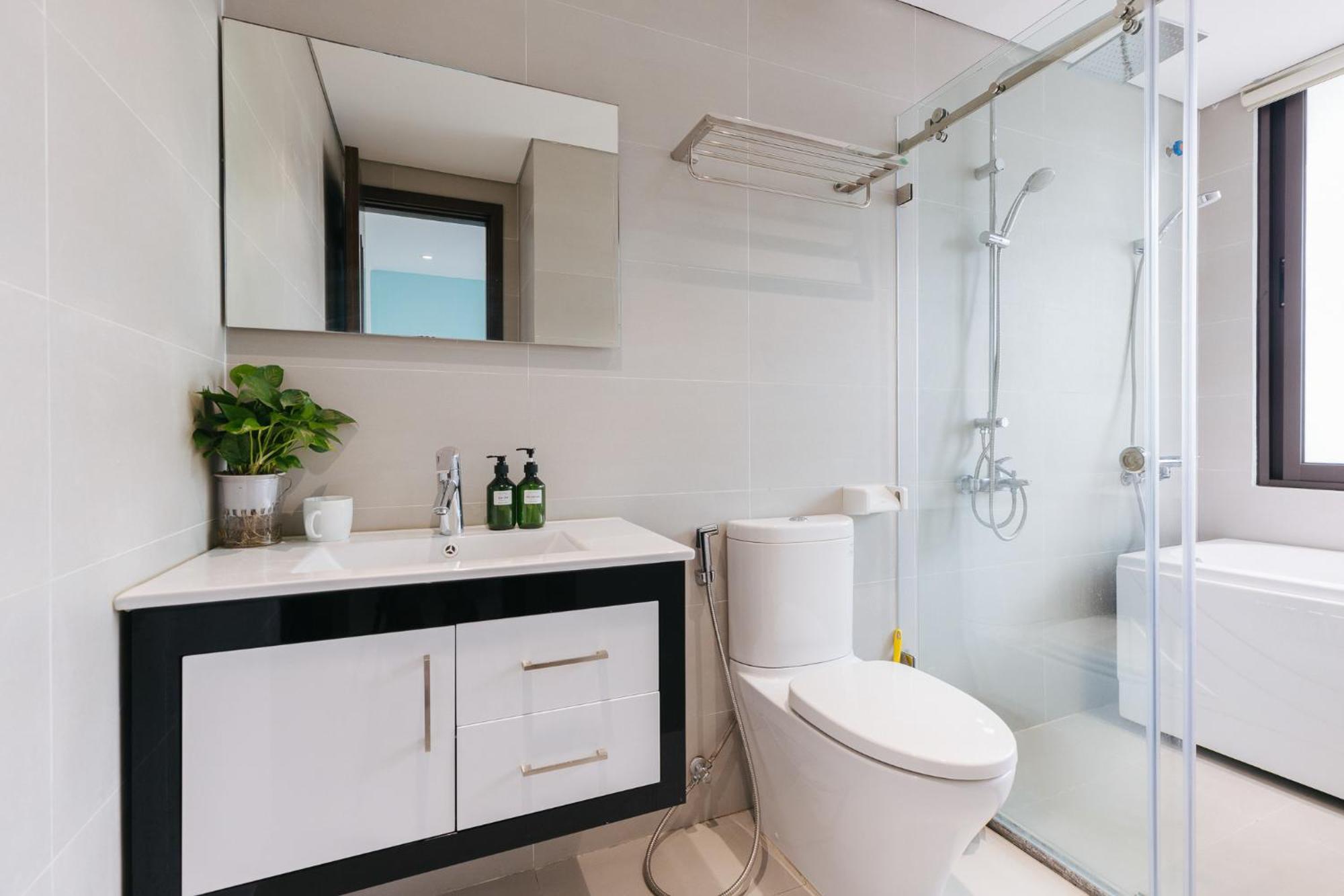 Khách sạn hẻo lánh Luck 8 - Westlake Balcony Hà Nội