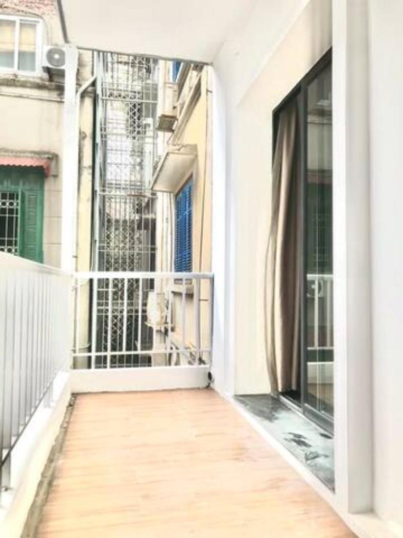 67132 Cozy Close Ho Tay Balcony Full Sunlight