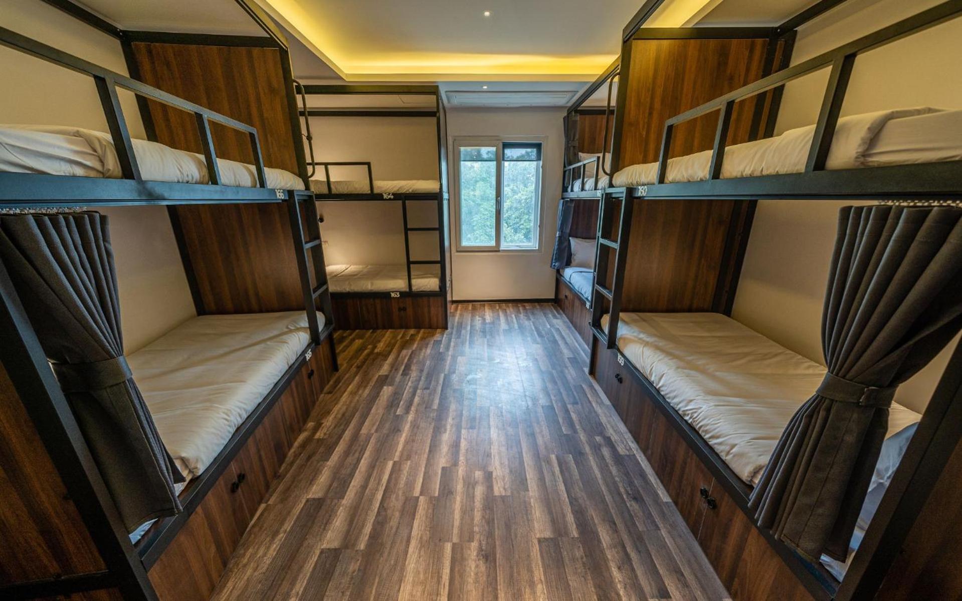 Mad Monkey Hostel *