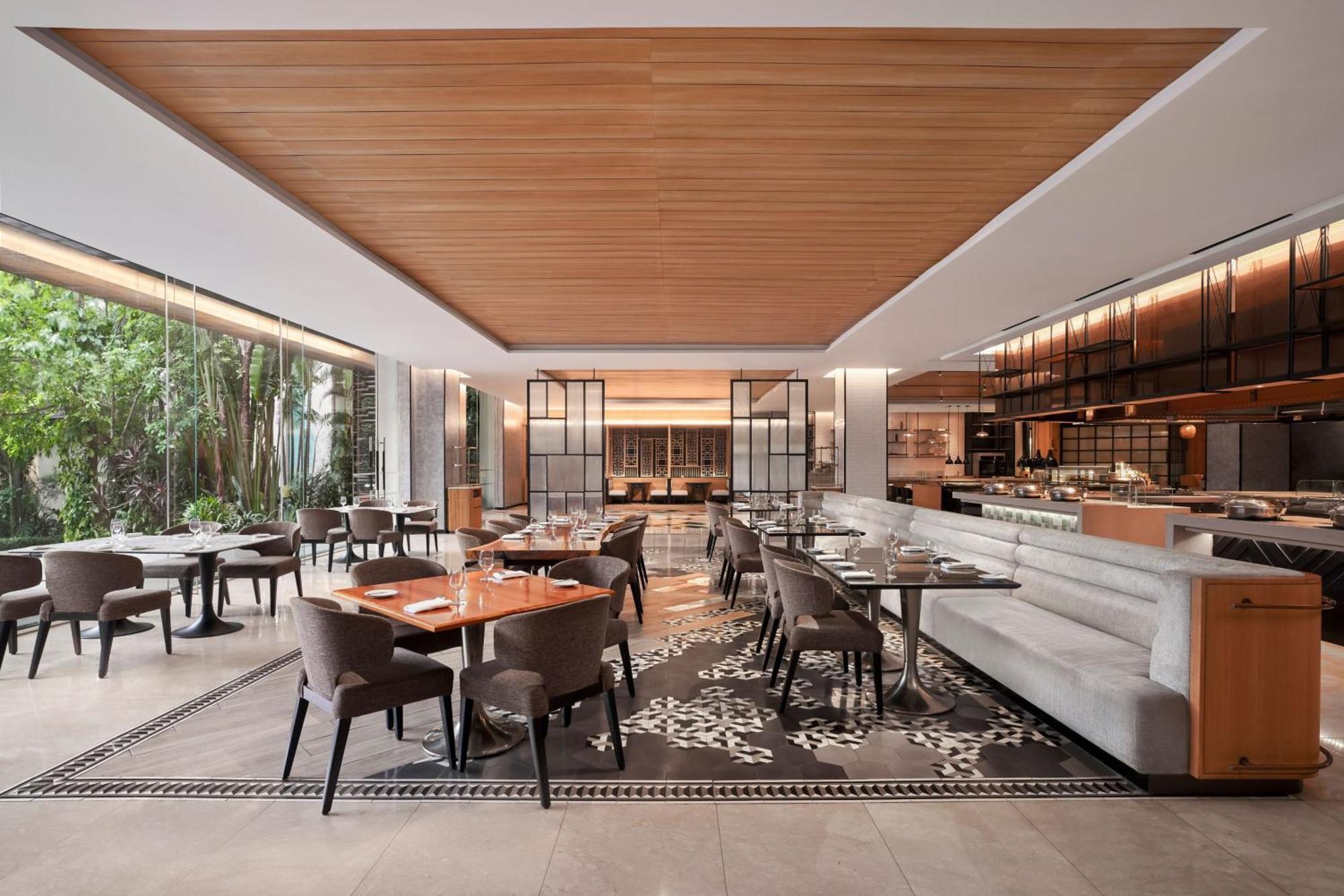 Crowne Plaza West Residences 5*