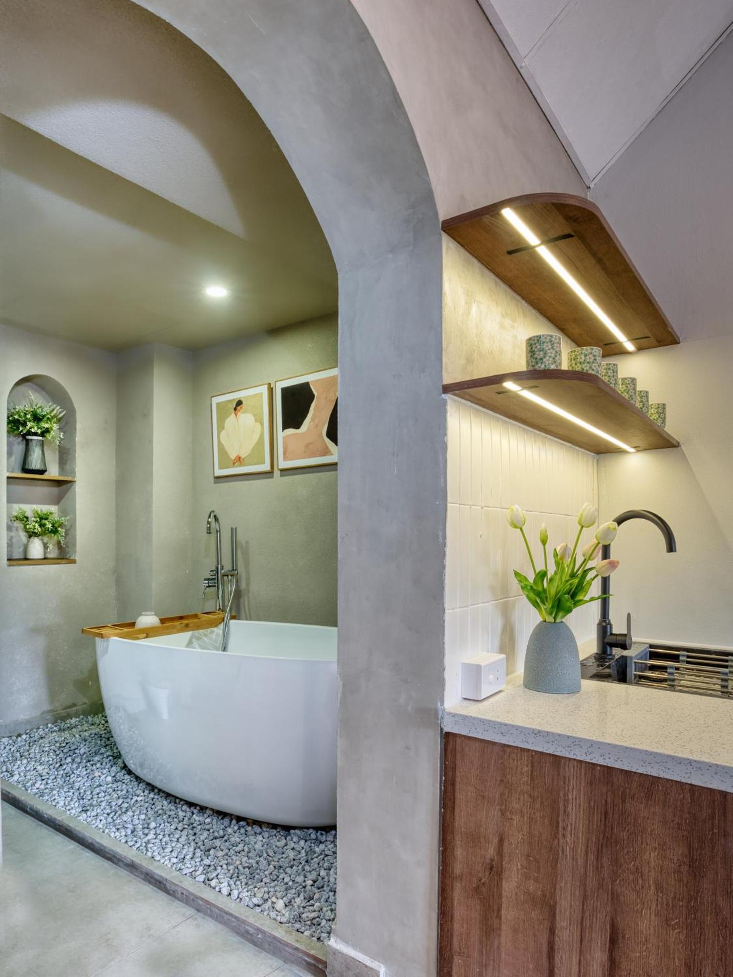 Annam Westlake Charm-brandnew-cozy Comfort-bathtub Apartment Hanoi