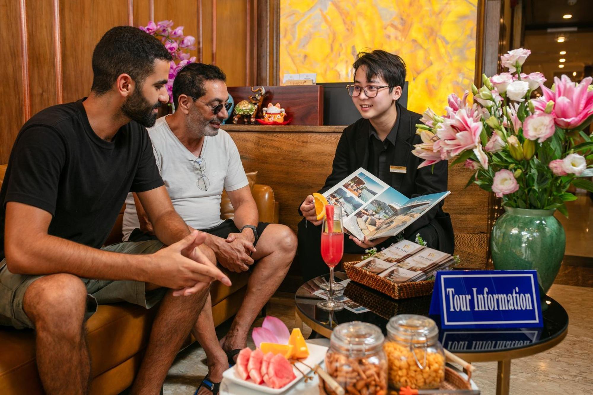 The West & Khách sạn 3*