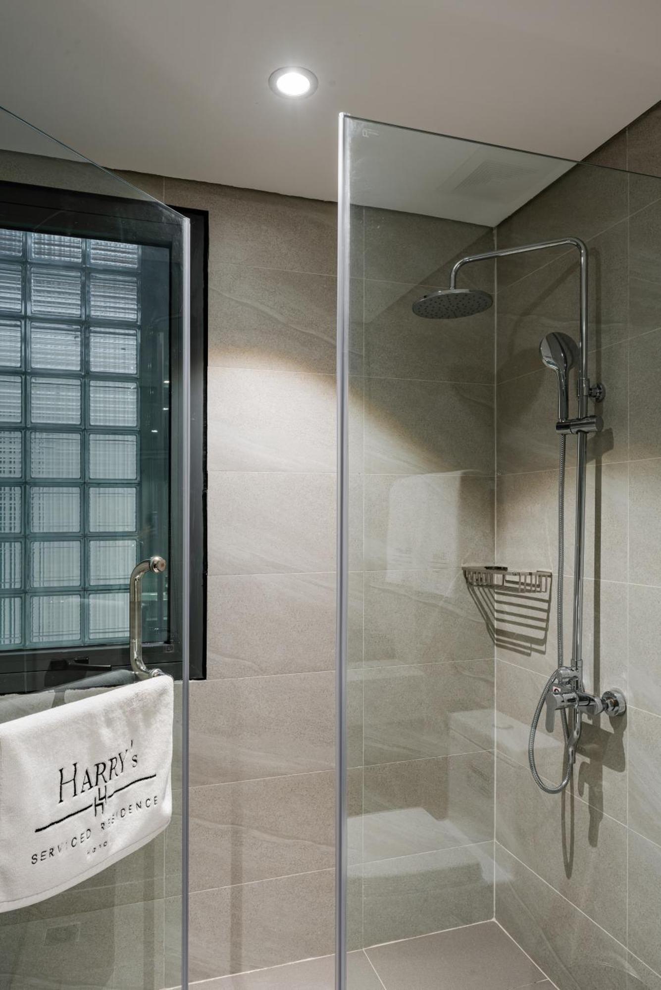 Harry's - The Zenith Apartment