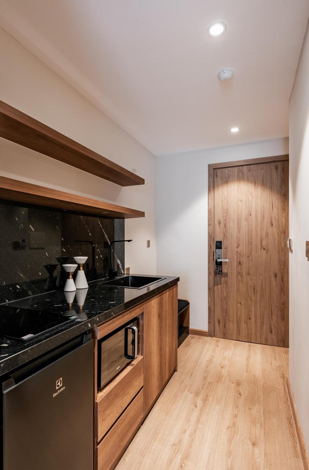 Harry's - The Zenith Apartment