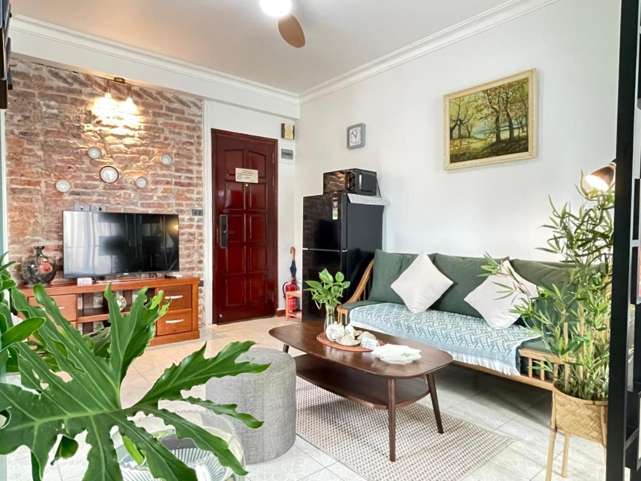 Apartment Amazing View, Natural Light, 3' To Hoan Kiem Lake, Free Wifi, Netflix, 2 Beds, 1 Toilet-2 Showers Hanoi