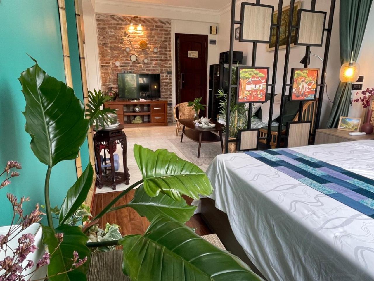 Apartment Amazing View, Natural Light, 3' To Hoan Kiem Lake, Free Wifi, Netflix, 2 Beds, 1 Toilet-2 Showers Hanoi
