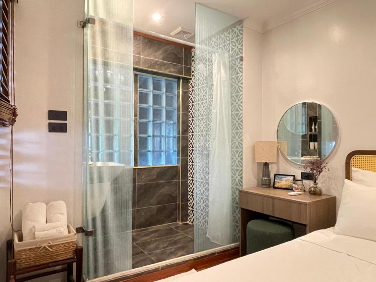 Amazing View, Natural Light, 3' To Hoan Kiem Lake, Free Wifi, Netflix, 2 Beds, 1 Toilet-2 Showers Apartment *
