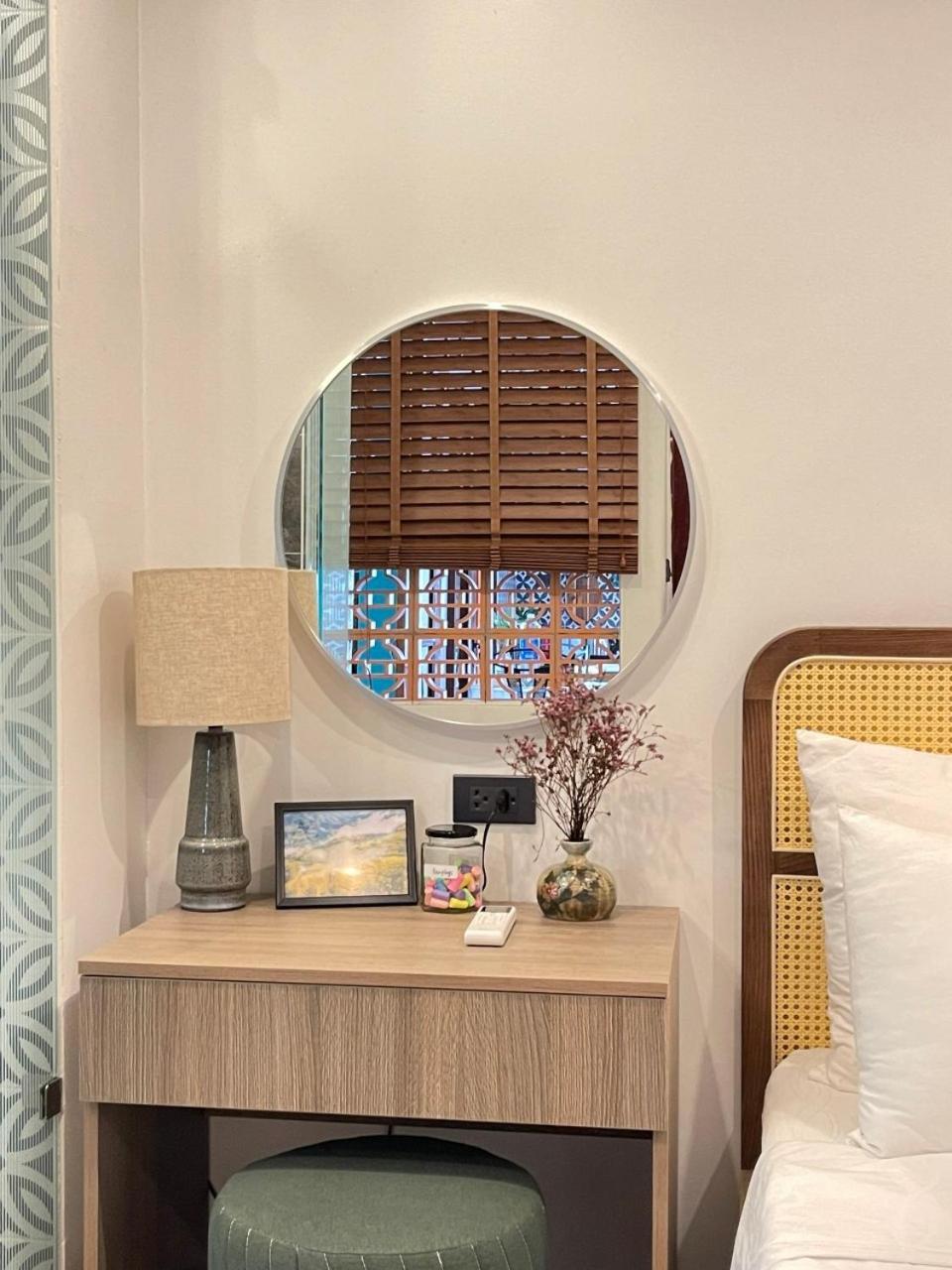 Amazing View, Natural Light, 3' To Hoan Kiem Lake, Free Wifi, Netflix, 2 Beds, 1 Toilet-2 Showers