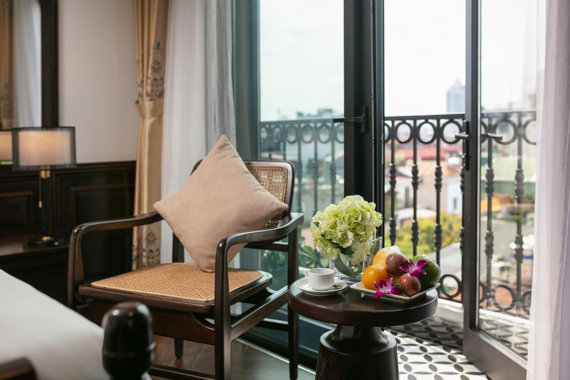 Hotel De Crown Hanoi