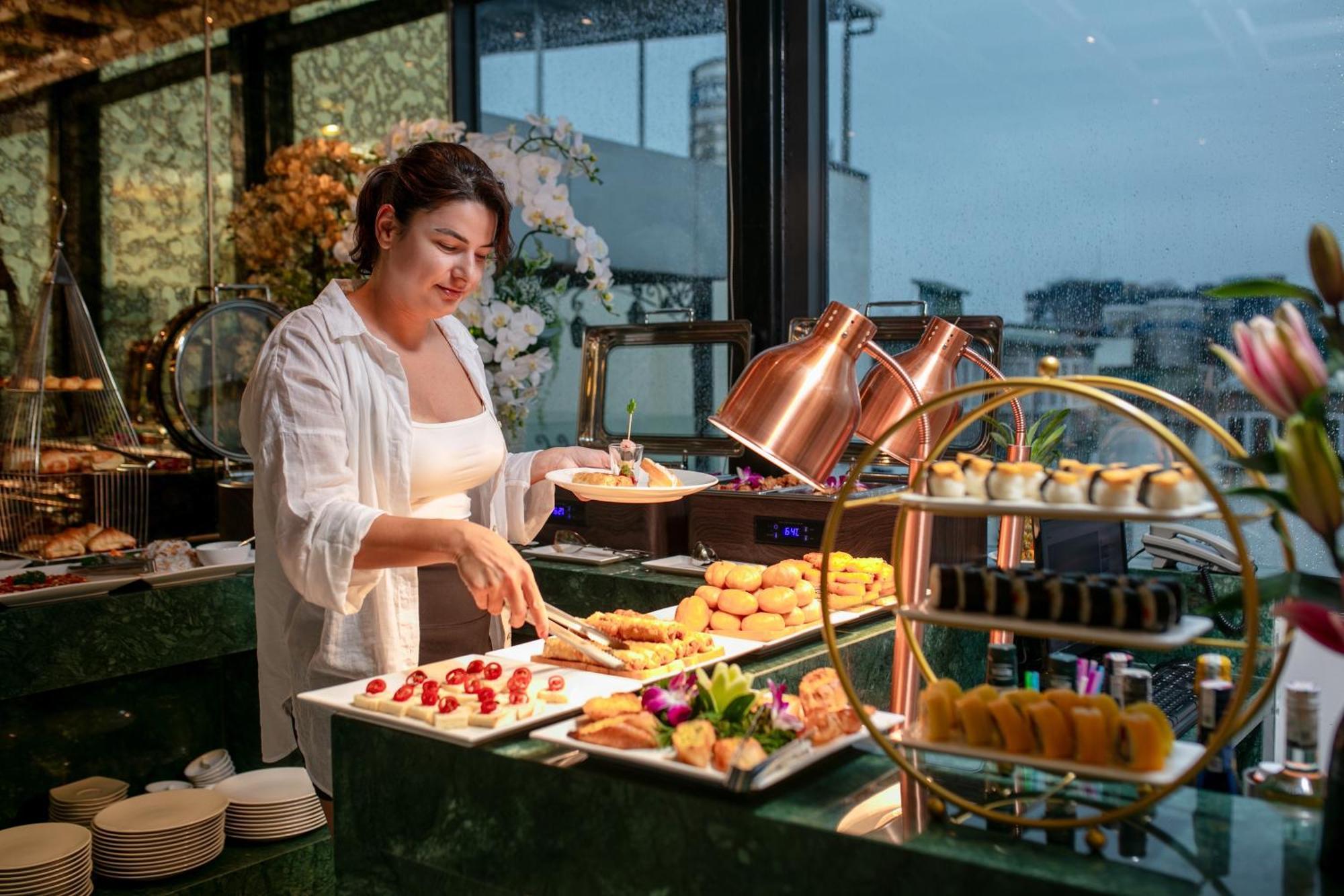 Le Premier & Rooftop Bar Hotel