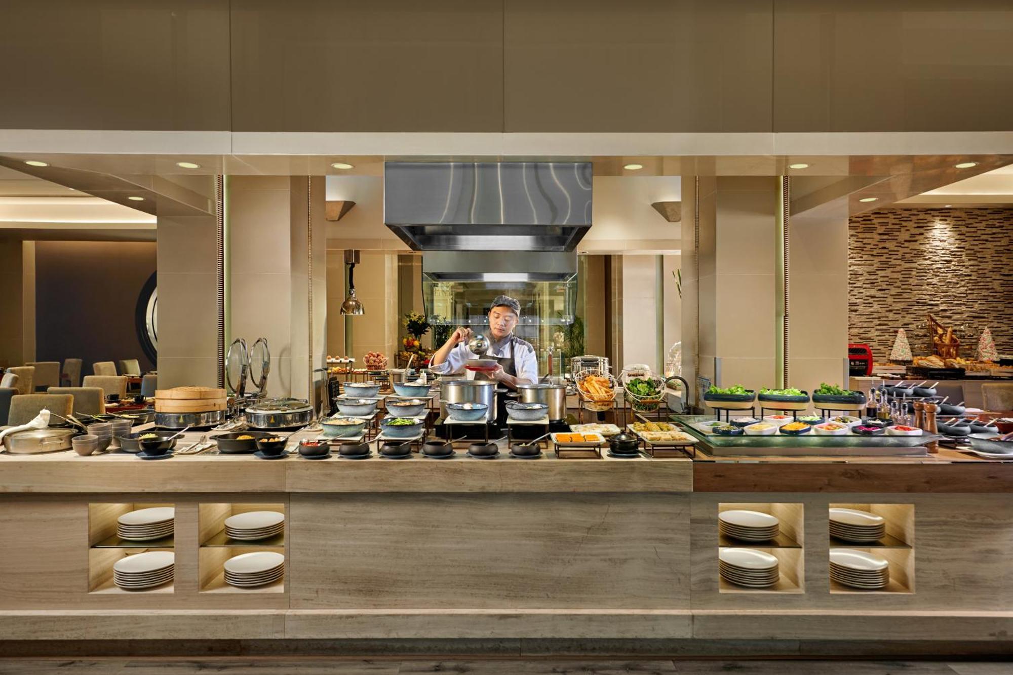 Hotel Moevenpick Centre 5*