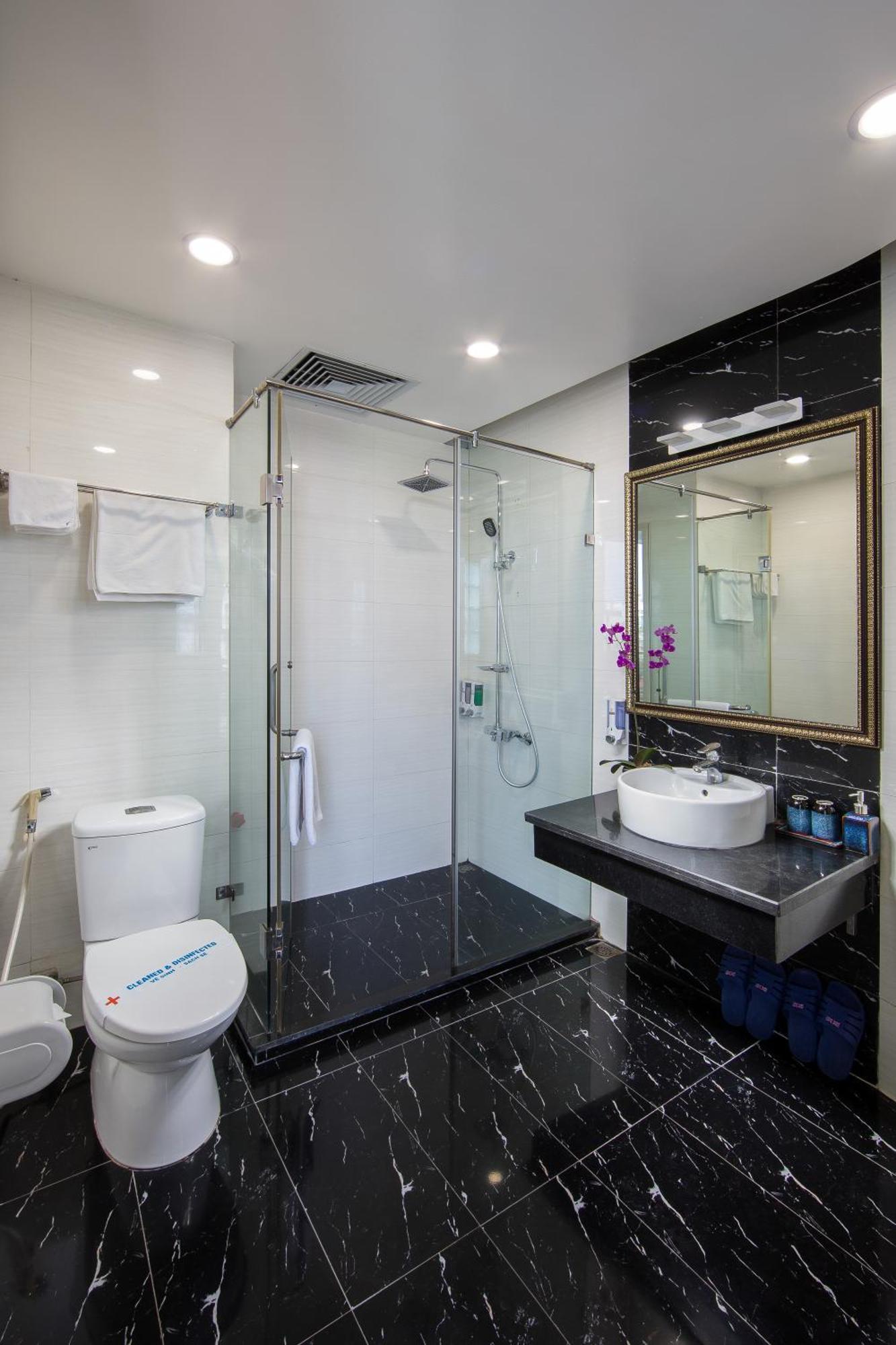 Hotel Royal Palace 2 & Hanoi