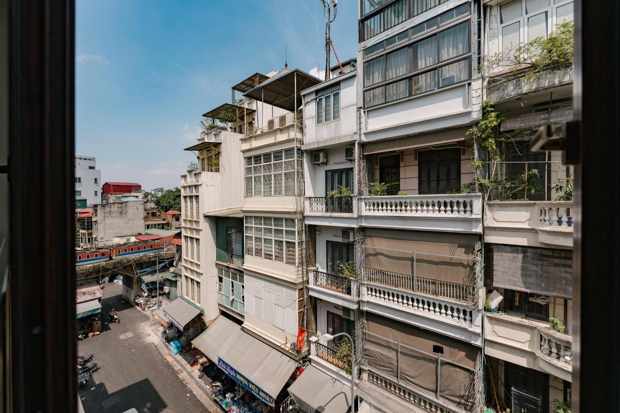 Tamundi Train Street View- Dong Xuan Market *